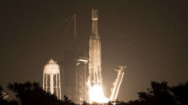 SpaceX, Falcon Heavy roketini üçüncü kez uzaya fırlattı - Sputnik Türkiye