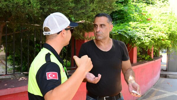 Kırmızıda geçip ceza alan Adanalı yaya: Zaten işsizim gidin başkasını yakalayın - Sputnik Türkiye