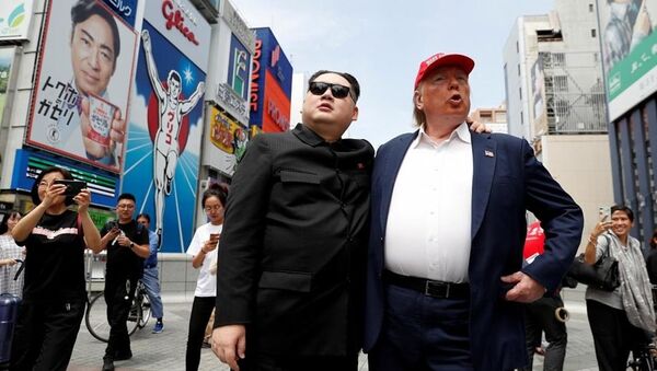 Donald Trump ile Kim Jong-un, Osaka sokaklarında yürüdü - Sputnik Türkiye