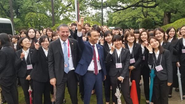 MHP Sivas Milletvekili Ahmet Özyürek, G20 Japonya Zirvesi’nde Japon diplomatlara önce öğretti, ardından Bozkurt işareti yaptırdı. - Sputnik Türkiye