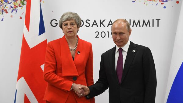 İngiltere Başbakanı Theresa May ve Rusya Devlet Başkanı Vladimir Putin - Sputnik Türkiye
