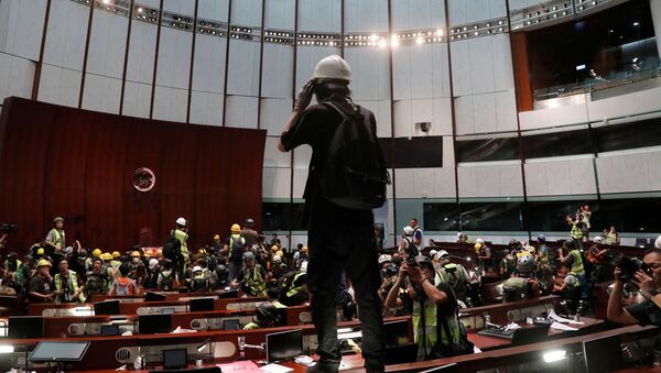 Hong Kong'da protestocular Meclis binasını bastı - Sputnik Türkiye