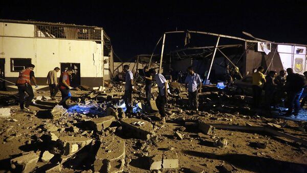 Libya’nın başkenti Trablus yakınlarında göçmenlerin tutulduğu bir merkeze düzenlenen hava saldırısında en az 40 kişi hayatını kaybederken, 80 kişi yaralandı. - Sputnik Türkiye
