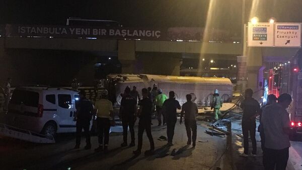 Avcılar'da akaryakıt yüklü tankerin devrilmesi sonucu 1 kişi yaralandı - Sputnik Türkiye