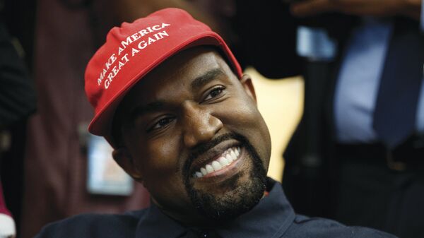 Kanye West, Beyaz Saray'da ziyaret ettiği Donald Trump'ın kampanya şapkasıyla - Sputnik Türkiye