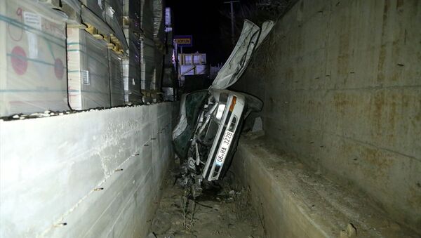 Sivas'ta beton duvarlar arasına devrilen otomobildeki aynı aileden 6 kişi yaralandı. - Sputnik Türkiye