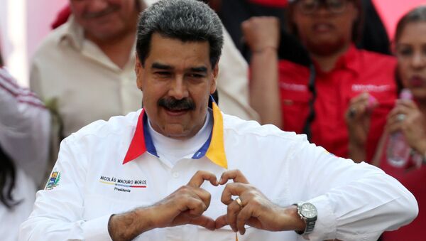 Nicolas Maduro mitingde destekçilerine kalp işareti yaparken - Sputnik Türkiye
