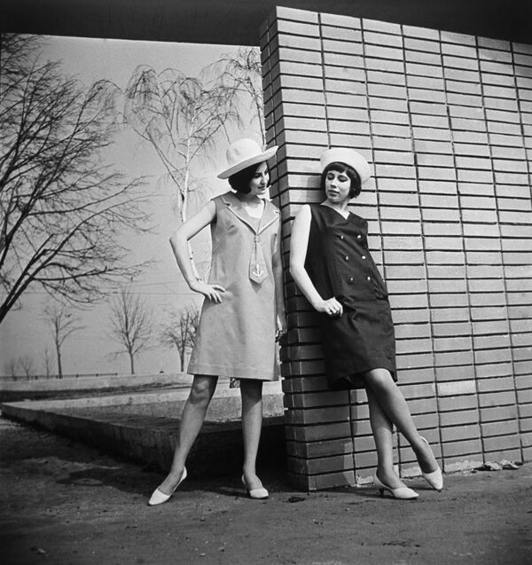 Riga menşeili moda fabrikası Rīgas apģērbs’da 1966 İlkbahar-Yaz koleksiyonu için üretilen pamuklu elbiseler. - Sputnik Türkiye