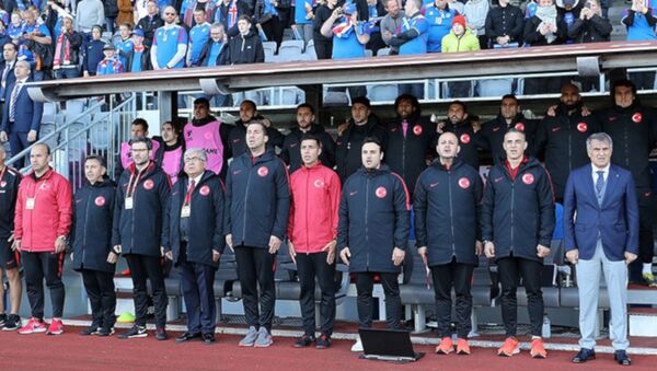 A Milli Futbol Takımı Teknik Direktörü Şenol Güneş'in yardımcılarından Tayfur Havutçu görevinden istifa etti. - Sputnik Türkiye