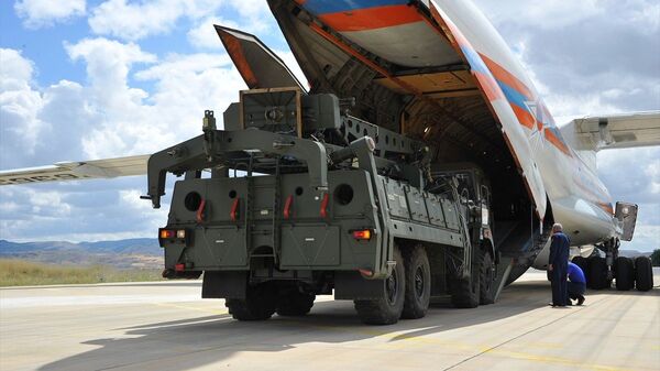 Rusya'dan alınan S-400 hava savunma sisteminin ilk parçaları Mürted Hava Meydanı'na teslim edildi. - Sputnik Türkiye