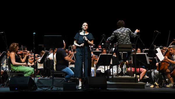Uluslararası İstanbul Opera Festivali konserinin provasında Bolşoy Tiyatrosu Solistleri ve mezzo-soprana Yulia Mazurova - Sputnik Türkiye