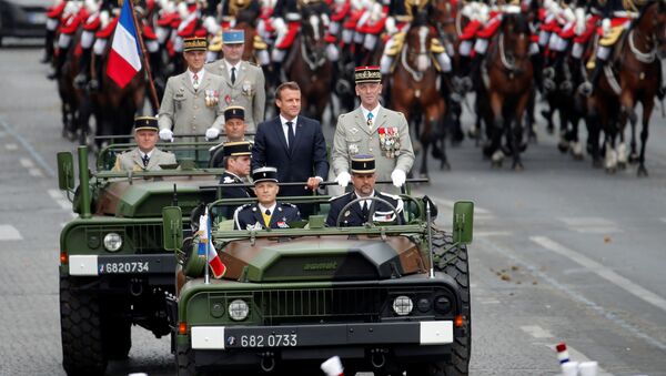 14 Temmuz 2019 Bastille Günü askeri geçit töreninde Genelkurmay Başkanı Francois Lecointre'nin eşlik ettiği  Cumhurbaşkanı Emmanuel Macron protesto edildi. - Sputnik Türkiye