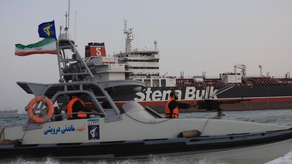 A boat of Iranian Revolutionary Guard sails next to Stena Impero, a British-flagged vessel owned by Stena Bulk, at Bandar Abbas port, in this undated handout photo. Iran, ISNA/WANA Handout via REUTERS ATTENTION EDITORS - THIS IMAGE WAS PROVIDED BY A THIRD PARTY. - Sputnik Türkiye