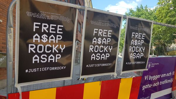  ASAP Rocky'nin Stockholm'de tutulduğu hapishanenin duvarlarına bırakılması çağrısı yapan posterler asılı. - Sputnik Türkiye