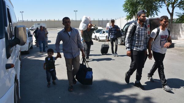 Türkiye, bir mülteci kampını daha kapatıyor: Kamptan ayrılanların bazıları Suriye'ye döndü - Sputnik Türkiye