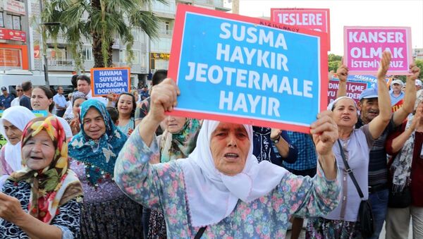 Aydın'da kurulması planlanan jeotermal santraller için yapılacak ihalelerin iptal edilmesini isteyen bir grup tarafından protesto gösterisi düzenlendi. - Sputnik Türkiye