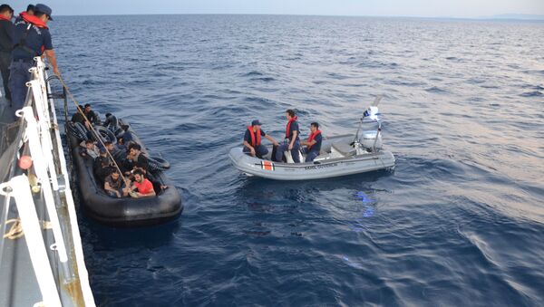 Edirne'de lastik botta 36 kaçak göçmen yakalandı   - Sputnik Türkiye