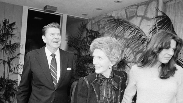 Eski ABD Başkanı Ronald Reagan, eşi Nancy Reagan ve kızı Patti Davis - Sputnik Türkiye