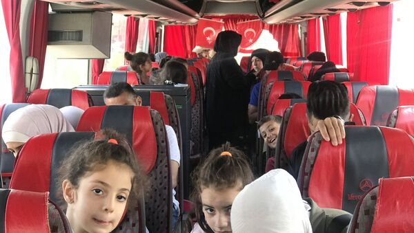 Esenyurt Belediyesi 115 Suriyeliyi daha ülkelerine yolcu etti. - Sputnik Türkiye
