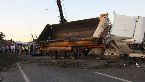 İstanbul Havalimanı yolunda hafriyat kamyonu devrildi - Sputnik Türkiye