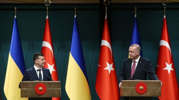 Türkiye Cumhurbaşkanı Recep Tayyip Erdoğan, Ukrayna Devlet Başkanı Vladimir Zelenskiy ile baş başa ve heyetlerarası görüşmeler sonrası ortak basın toplantısı düzenledi. - Sputnik Türkiye