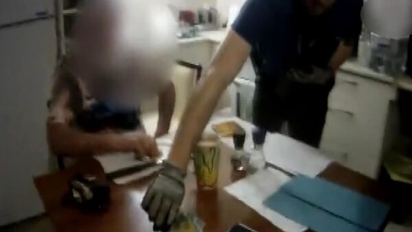 Avustralya’da 75 yaşındaki bir şüphelinin evine uyuşturucu baskını düzenlendi. Şüphelinin, baskın sırasında polis tarafından evinin aranmasına aldırış etmeden kahvaltı yaptığı anlar kameralara yansıdı. - Sputnik Türkiye