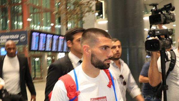 Beşiktaş'ın yeni transferi Pedro Rebocho (sağda), İstanbul'a geldi. Lizbon'dan kalkan uçakla İstanbul'a gelen Portekizli futbolcuyu havalimanında Beşiktaş Kulübü yetkilileri karşıladı. - Sputnik Türkiye