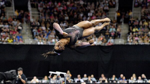 ABD'li cimnastikçi Simone Biles, Missouri'de düzenlenen jimnastik şampiyonasında yaptığı iki burgulu ikili salto ile tarihe geçti. - Sputnik Türkiye