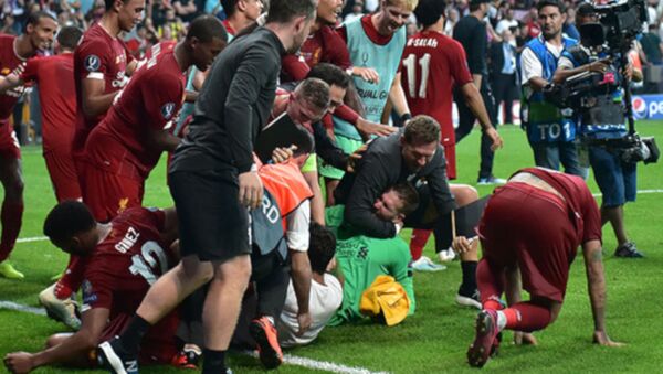 Liverpool Kulübü, İstanbul'da oynanan UEFA Süper Kupa maçından sonra oyuncuların kutlama yaptığı sırada sahaya atlayan ve kaleci Adrian'ı sakatlayan taraftardan dolayı UEFA'ya şikayette bulundu. - Sputnik Türkiye