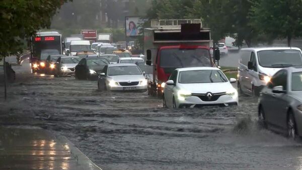Kuvvetli sağanak yağışın etkisi altına giren İstanbul'da bir kez daha yollar su altında kaldı. - Sputnik Türkiye