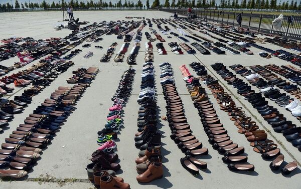 Eminönü Yeraltı Çarşısı’nda şiddetli yağışla sular altında kalan ayakkabılar Yenikapı miting alanına serilerek kurumaya bırakıldı.  - Sputnik Türkiye