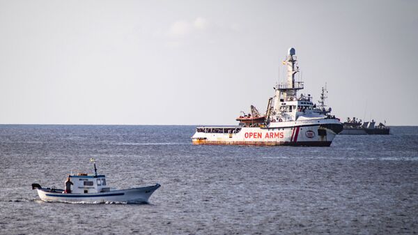 Kurtardığı göçmenlerle birlikte İtalya'nın Lampedusa açıklarında bekleyen İspanyol sivil toplum kuruluşu Open Arms'a ait gemi. - Sputnik Türkiye