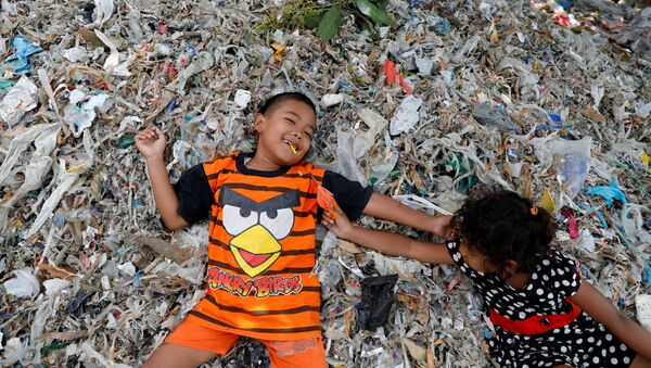 Дети на горе мусора в индонезийской деревне Bangun - Sputnik Türkiye