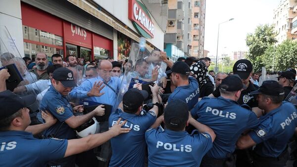 Diyarbakır’da olaylar sürüyor: Kalabalık valiliğe yürümek isteyince ortalık karıştı - Sputnik Türkiye