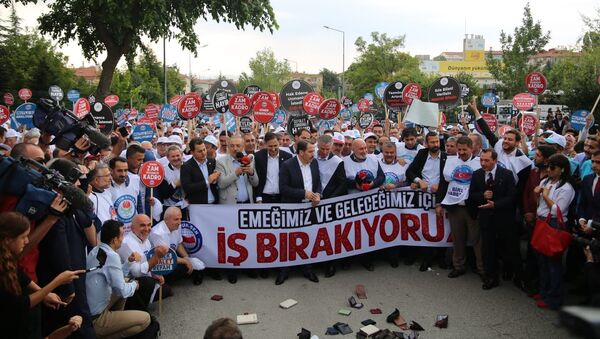  Memur-Sen'den bakanlık önünde boş cüzdan eylemi - Sputnik Türkiye
