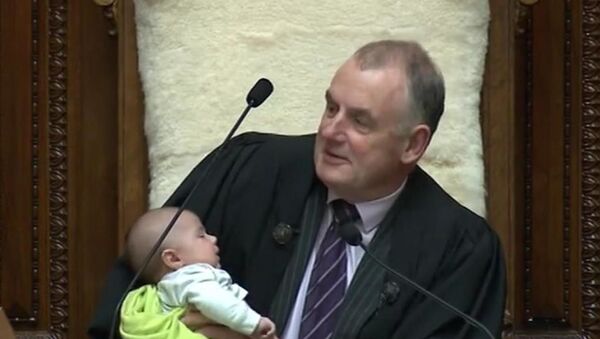 Yeni Zelanda Meclis Başkanı Trevor Mallard,  kürsüsünde bebeğe biberonla süt verdi - Sputnik Türkiye