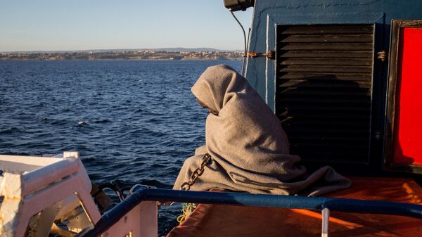 Akdeniz'de sivil toplum örgütü Sea Watch tarafından kurtarılan bir mülteci - Sputnik Türkiye