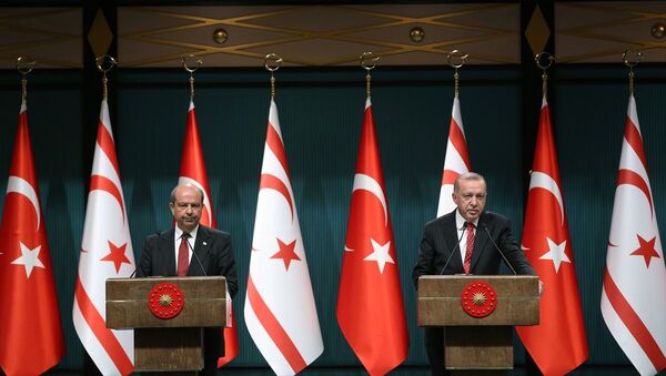 Cumhurbaşkanı Recep Tayyip Erdoğan, Kuzey Kıbrıs Başbakanı Ersin Tatar ile ortak basın toplantısı düzenledi. - Sputnik Türkiye