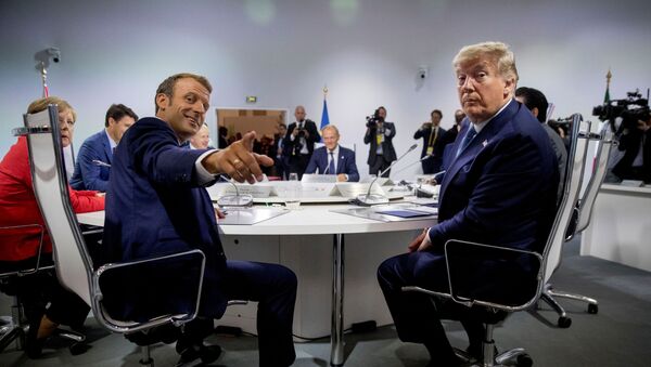 French President Emmanuel Macron and President Donald Trump participate in a G-7 Working Session on the Global Economy, Foreign Policy, and Security Affairs the G-7 summit in Biarritz, France August 25, 2019. Andrew Harnik/Pool via REUTERS - Sputnik Türkiye