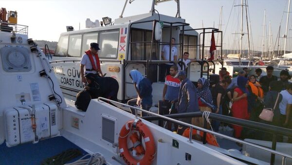 İzmir'de 69 düzensiz göçmen yakalandı - Sputnik Türkiye