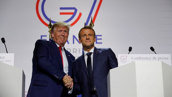 French President Emmanuel Macron shakes hands with U.S. President Donald Trump during a joint press conference at the end of the G7 summit in Biarritz, France, August 26, 2019.  REUTERS/Philippe Wojazer - Sputnik Türkiye