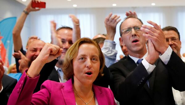 AfD Genel Başkan Yarcımcısı Beatrix von Storch ve partinin Saksonya eyalet teşkilat başkanı Jörg Urban seçim sonucu kutladı. - Sputnik Türkiye