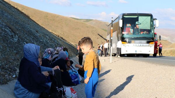 Erzincan’da yolcu otobüsü yandı, faciadan dönüldü - Sputnik Türkiye