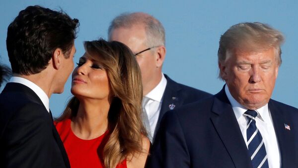25 Ağustos 2019'da Fransa'daki G7 zirvesinde Melania Trump ile Justin Trudeau arasında yaşanan sahne - Sputnik Türkiye