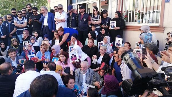Sanatçılardan Diyarbakır'da HDP önünde eylem yapan ailelere destek ziyareti - Sputnik Türkiye