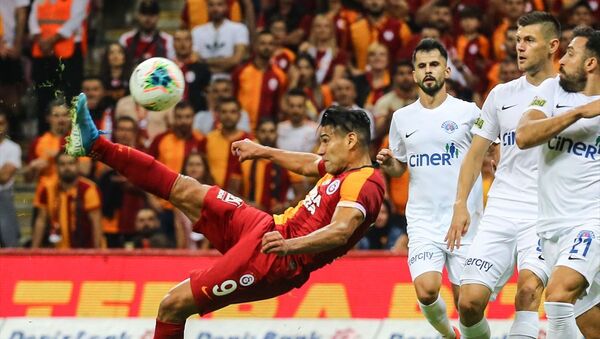 Galatasaray, Süper Lig'in 4. hafta maçında Kasımpaşa ile Türk Telekom Arena'da karşılaştı. Bir pozisyonda Galatasaraylı oyuncu Radamel Falcao (9), rakibi Abdul Rahman Khalili (21) ile mücadele etti. - Sputnik Türkiye
