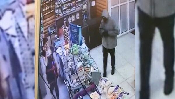 Silahla girdiği markette kasiyerin telefon konuşmasını bölmeye cesaret edemedi: Rusya'da polis 'utangaç hırsızı' arıyor - Sputnik Türkiye