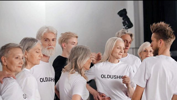 Medya tarafından dayatılan gençlik ve güzellik algısına meydan okuyan ‘Oldushka’ isimli Moskova merkezli mankenlik ajansı, 45 yaş üstü modellerle çalışıyor. - Sputnik Türkiye