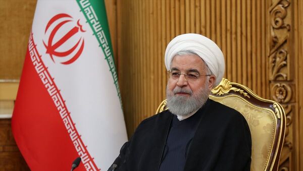 BM 74. Genel Kurul görüşmelerine katılmak üzere New York'a hareketinden önce başkent Tahran'daki Mehrabad Havalimanı'nda basın toplantısı düzenleyen İran Cumhurbaşkanı Hasan Ruhani, gündemdeki konularla ilgili değerlendirmelerde bulundu. Toplantıya, İran Lideri Ayetullah Ali Hamaney'in Başdanışmanı Ali Ekber Velayeti (solda) ve İran Cumhurbaşkanı Birinci Yardımcısı İshak Cihangiri (sağda) da katıldı. - Sputnik Türkiye