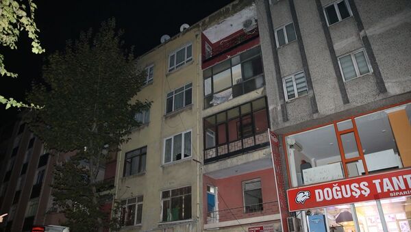 Bahçelievler'de depremden zarar gören 4 katlı bir binadaki vatandaşlar tahliye edilerek, bina mühürlendi. - Sputnik Türkiye